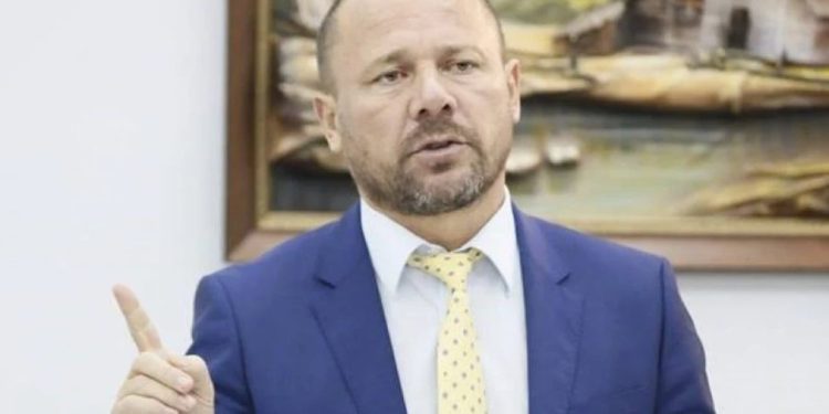 Tritol në banesë: Xhelal Mziu thotë se nuk ka konflikte me askënd dhe nuk di se kush mund ta ketë bërë.