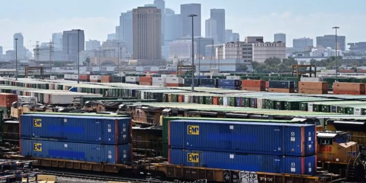 Trump aplikon tarifë prej 100% për disa ilaçe të importuara duke filluar nga 1 tetori.