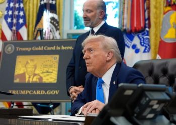 Trump nënshkruan një urdhër ekzekutiv për “kartën e artë”, duke ofruar një milion dollarë për investitorët që kërkojnë qytetari amerikane.