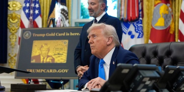 Trump nënshkruan një urdhër ekzekutiv për “kartën e artë”, duke ofruar një milion dollarë për investitorët që kërkojnë qytetari amerikane.