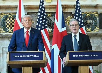 “Trump shpreh zhgënjim ndaj Putinit: Priste që marrëdhënia me presidentin rus do ta ndihmonte për zgjidhjen e Luftës në Ukrainë”
Presidenti amerikan, Donald Trump, e falënderoi kryeministrin britanik, Sir Keir Starmer, për "mikpritjen e shkëlqyer", por nuk ngurroi të kritikonë Vladimir Putinin për dështimin e tij në zgjidhjen e konfliktit në Ukrainë.