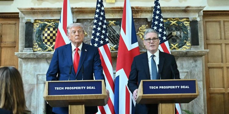 “Trump shpreh zhgënjim ndaj Putinit: Priste që marrëdhënia me presidentin rus do ta ndihmonte për zgjidhjen e Luftës në Ukrainë”
Presidenti amerikan, Donald Trump, e falënderoi kryeministrin britanik, Sir Keir Starmer, për "mikpritjen e shkëlqyer", por nuk ngurroi të kritikonë Vladimir Putinin për dështimin e tij në zgjidhjen e konfliktit në Ukrainë.