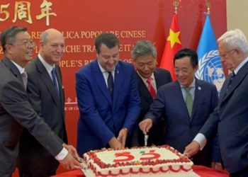 “Turp i thellë për Italinë”/ Tensionet rriten pas përqafimit mes zëvendëskryeministrit italian dhe ambasadorit rus, opozita kritikoi ashpër.