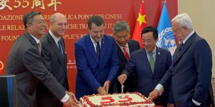 “Turp i thellë për Italinë”/ Tensionet rriten pas përqafimit mes zëvendëskryeministrit italian dhe ambasadorit rus, opozita kritikoi ashpër.