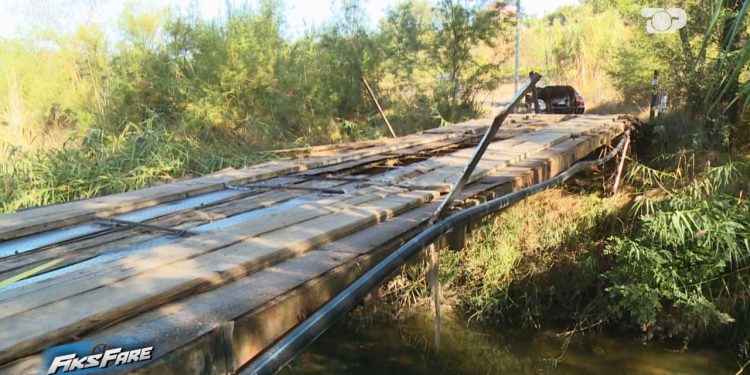 Ura në Kraps në rrezik të shembjes, bashkia nis riparimin pas kërkesës së Fiks Fare.