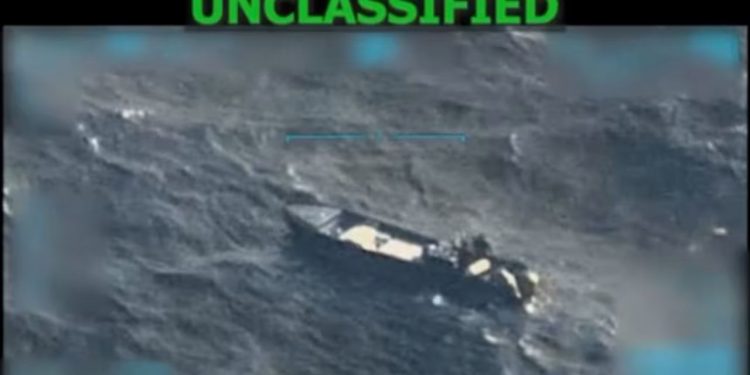 Ushtria amerikane godet anijen e dyshuar për trafikun e drogës nga Venezuela, Trump: Eliminim të tre terroristëve.