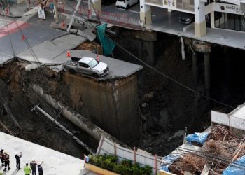 VIDEO/ Pamje shkatërruese në Bangkok, gropa të mëdha në mes rrugës përthithin makinat dhe shtyllat elektrike.