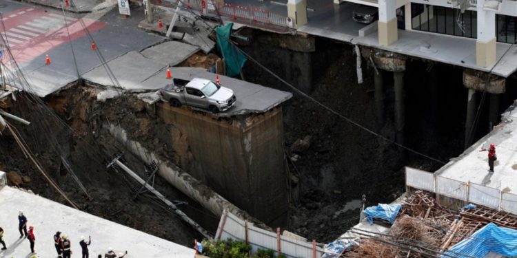 VIDEO/ Pamje shkatërruese në Bangkok, gropa të mëdha në mes rrugës përthithin makinat dhe shtyllat elektrike.
