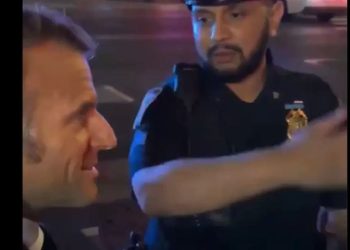 VIDEO/ Policia ndalon qeveritarët për shkak të kalimit të eskortës së Trump, Macron telefonon presidentin: Mendoni pak, po pres në rrugë për shkak të juve.