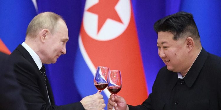 VIDEO/ Takimi mes Putinit dhe Kim Jong Un, stafi korean jugor pastron çdo pajisje që u prek nga lideri i tyre