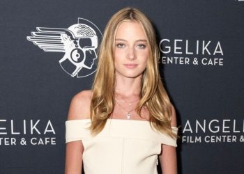 Vajza 16-vjeçare transgjinore e Naomi Watts bëhet e para në pasarelat e Javës së Modës në Nju Jork.