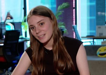 Vajza e 10-ave në Berat: 18-vjeçarja Vojsava Çilaj do të vazhdojë studimet për mjekësi, thotë se nuk largohem dhe kam firmosur për të qëndruar këtu.