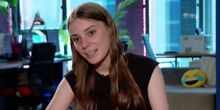 Vajza e 10-ave në Berat: 18-vjeçarja Vojsava Çilaj do të vazhdojë studimet për mjekësi, thotë se nuk largohem dhe kam firmosur për të qëndruar këtu.