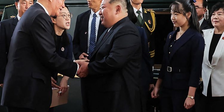 Vajza e Kim Jong-un merr vëmendjen e të atit në Pekin; a po shërben ajo si trashëgimtare e re për liderin suprem të Koresë së Veriut?