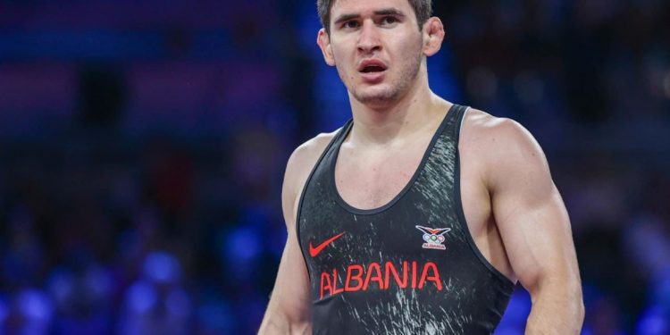 Valiev ndihmon Shqipërinë të bëhet krenare në Botëror, siguron vend në finalen e madhe.