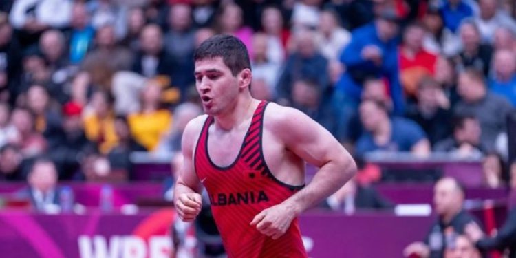 Valiev vazhdon të përfaqësojë Shqipërinë në mundje / Pas Lojërave Olimpike, sportisti kuqezi fiton medaljen e argjendtë edhe në Kampionatin Botëror.