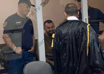 Valter Bami Arrested for Violating House Arrest While Driving with a Female Companion
Policia ka ndaluar Valter Bamin, pasi ai ka shkelur masën e sigurisë së arrestit shtëpiak. Ai ishte në makinë me një vajzë kur është vënë re nga policia rrugore.