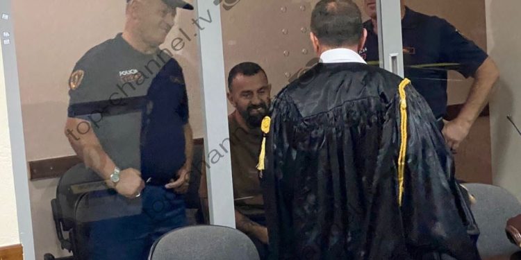 Valter Bami Arrested for Violating House Arrest While Driving with a Female Companion
Policia ka ndaluar Valter Bamin, pasi ai ka shkelur masën e sigurisë së arrestit shtëpiak. Ai ishte në makinë me një vajzë kur është vënë re nga policia rrugore.