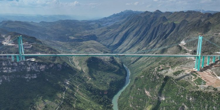 Video: Kina hap urën më të lartë në botë, rreth 624 metra mbi nivelin e tokës.