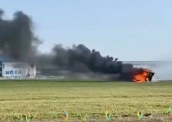 Video: Luftëtaret fluturuese në Kinë bëjnë përplasje në ajër, njëra shpërthen në flakë, raportohen të plagosur.