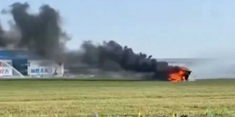 Video: Luftëtaret fluturuese në Kinë bëjnë përplasje në ajër, njëra shpërthen në flakë, raportohen të plagosur.