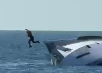 Video/ Momente dramatike në Turqi, jahti luksoz 700 mijë paund përfundon në thellësi vetëm 15 minuta pas nisjes së udhëtimit të tij të parë.