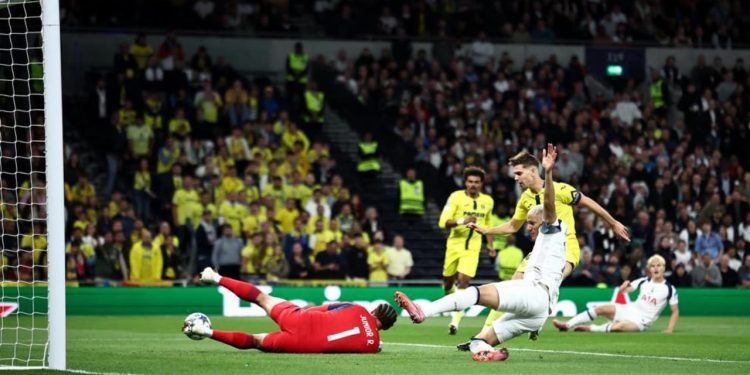 Video/ Një kalim i thjeshtë në një rekord të çuditshëm, autogoli i portierit të skuadrës spanjolle regjistrohet në librin e Champions League.