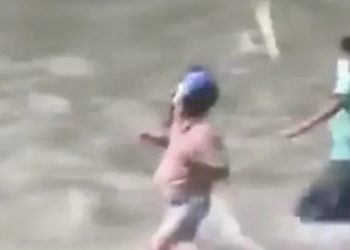 Video/ Pamje shokuese nga protestat në Nepal, ministri i Financave i detyrohet të zhvishet dhe hidhet në lumë nga demonstruesit