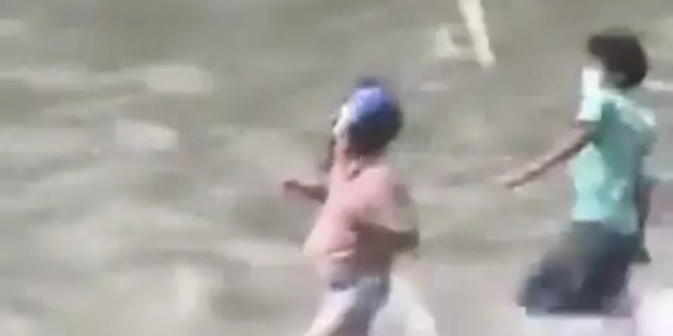 Video/ Pamje shokuese nga protestat në Nepal, ministri i Financave i detyrohet të zhvishet dhe hidhet në lumë nga demonstruesit