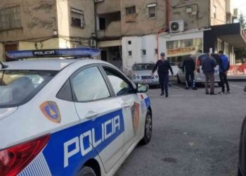 Vidhnin dërgon vlerën dhe shumën e parave në apartamente, arrestohet një grua 67-vjeçare në Tepelenë, djaloshi i saj është në kërkim.