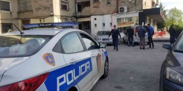 Vidhnin dërgon vlerën dhe shumën e parave në apartamente, arrestohet një grua 67-vjeçare në Tepelenë, djaloshi i saj është në kërkim.