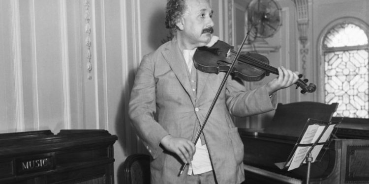 Violina e Ajnshtajnit nga viti 1894 del në ankand, ja çmimi i pritur për shitur.