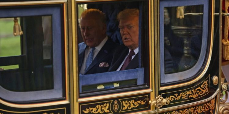 Vizita e Trump në Buckingham Palace: Dhuratat mes çiftit presidencial dhe atij mbretëror