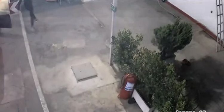 Vjedhje në një stacion karburanti në Elbasan, autorët e maskuar grabisin të ardhurat e ditës