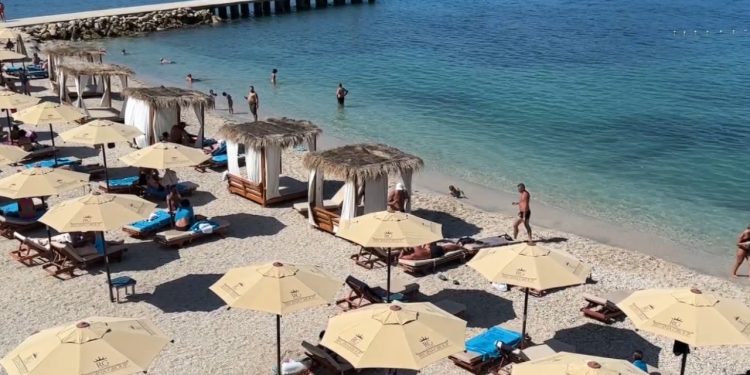 Vlora, një natyrë e mahnitshme në vjeshtë: Plazhet dhe hotelet mbushen me vizitorë, çmimet janë më të arsyeshme.