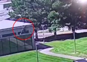 Vrasja e Charlie Kirk, policia publikon një video të re të autorit duke u lëvizur mbi çatinë e një ndërtesë me çantë shpine.