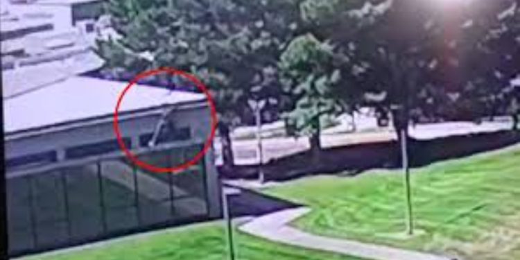 Vrasja e Charlie Kirk, policia publikon një video të re të autorit duke u lëvizur mbi çatinë e një ndërtesë me çantë shpine.