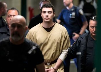 Vrasja e pronarit të kompanisë më të madhe të sigurimeve në SHBA: Avokatët e autorit kundërshtojnë dënimin me vdekje dhe e cilësojnë arrestimin si një spektakël.