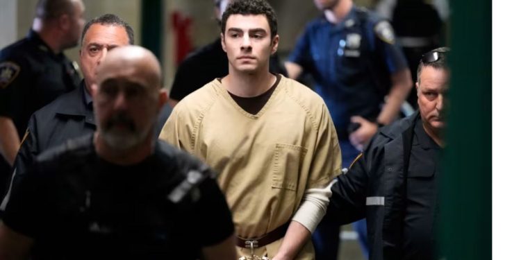 Vrasja e pronarit të kompanisë më të madhe të sigurimeve në SHBA: Avokatët e autorit kundërshtojnë dënimin me vdekje dhe e cilësojnë arrestimin si një spektakël.