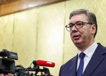 Vuçiç paralajmëron për mundësinë e blerjes së armëve nga Kina, ndërsa hedh akuza: Nuk është rastësi që Tirana…