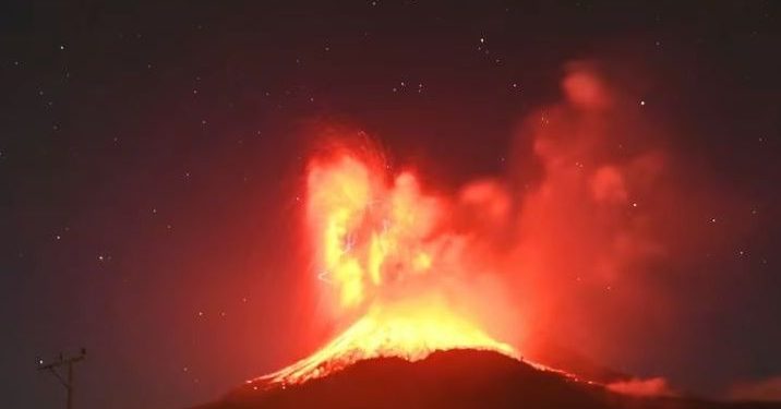 Vullkani Lewotobi Laki-Laki në Indonezi shpërthen përsëri.