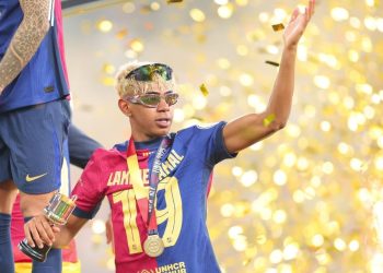 Yamal i gëzuar për “Topin e Artë” / 20 anëtarë të familjes udhëtojnë në Paris me yllin e Barçës, në pritje të një feste private nëse fiton.