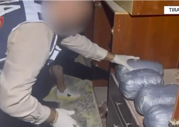 Zbulohet një depo në Tiranë që shërbente për fshehjen dhe përgatitjen e drogës, sekuestrohen kokainë dhe armë.