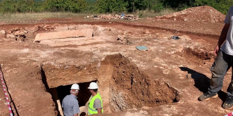 Zbulohet një varr monumental në Bulqizë, i datuar në shekujt III-IV