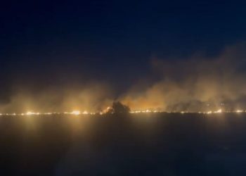 Zjarr i madh në fshatin Poro të Vlorës, rrezikon përhapjen e tij.