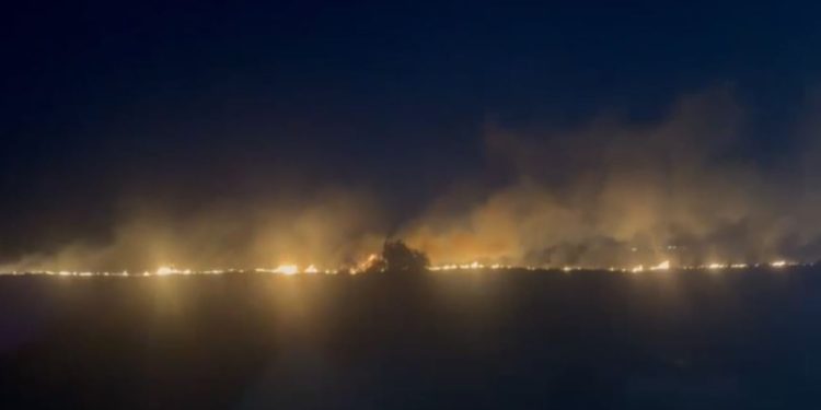 Zjarr i madh në fshatin Poro të Vlorës, rrezikon përhapjen e tij.