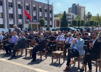 Zjarrfikësit në Lezhë nderohen me “Mirënjohje” nga bashkia për sakrificat e tyre gjatë zjarreve të verës