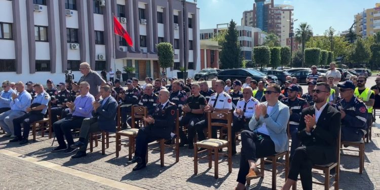 Zjarrfikësit në Lezhë nderohen me “Mirënjohje” nga bashkia për sakrificat e tyre gjatë zjarreve të verës