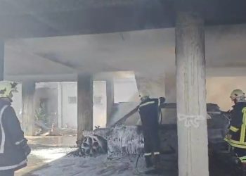 Zjarri i fuqishëm në një garazh në Spitallë, katër makina përfshihen nga flakët