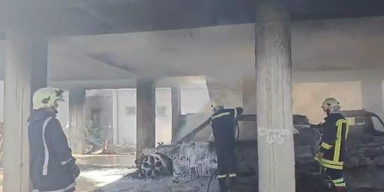 Zjarri i fuqishëm në një garazh në Spitallë, katër makina përfshihen nga flakët